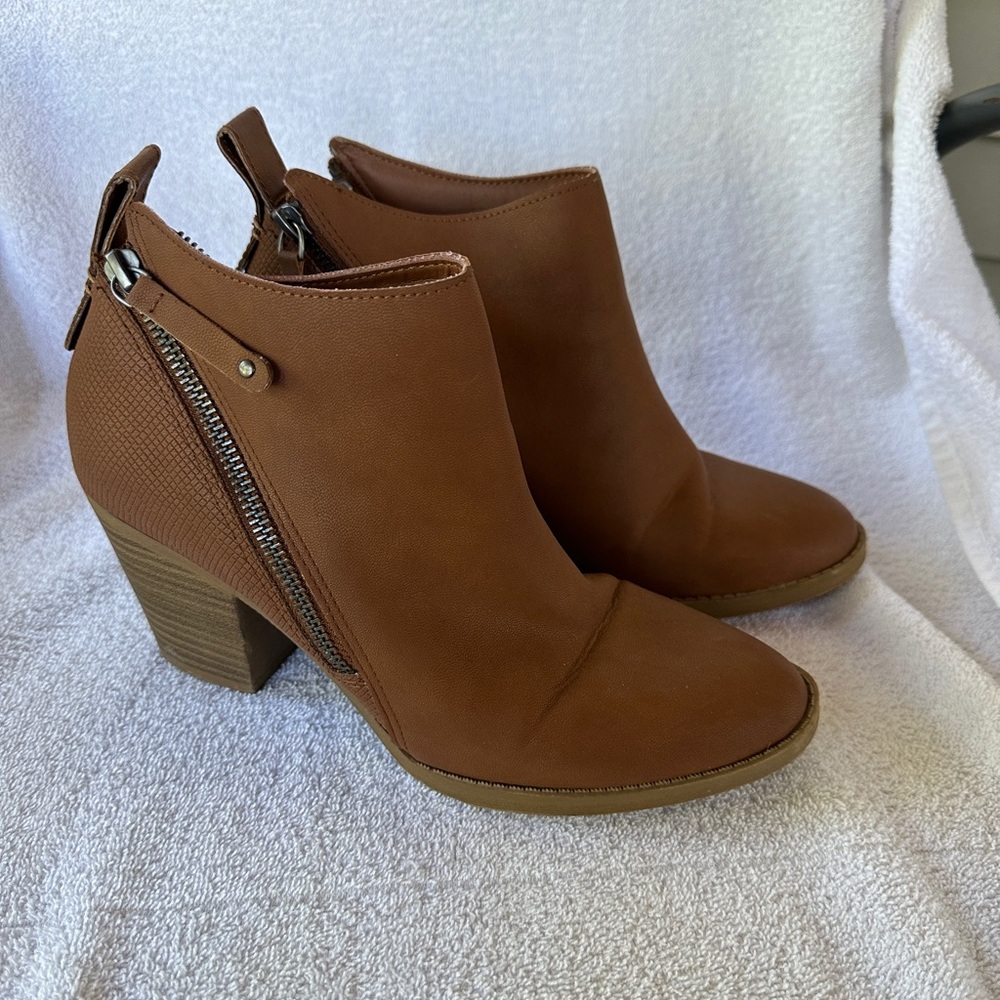 ADORABLE LEATHER BOOTIES